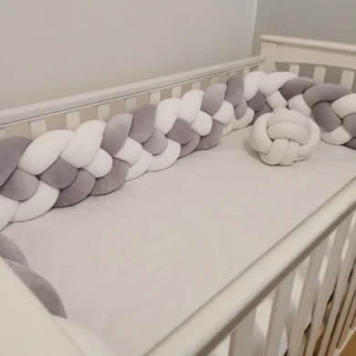 Lovytės apsaugėlė keturkasė pynė (balta/pilka).