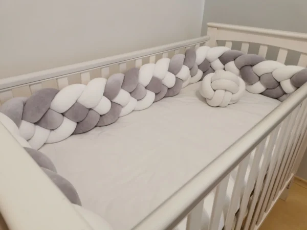 Lovytės apsaugėlė keturkasė pynė (balta/pilka).